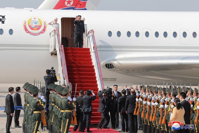 Ông Kim Jong-un bước xuống chuyên cơ trong chuyến thăm Đại Liên, Trung Quốc. (Ảnh: Reuters) 