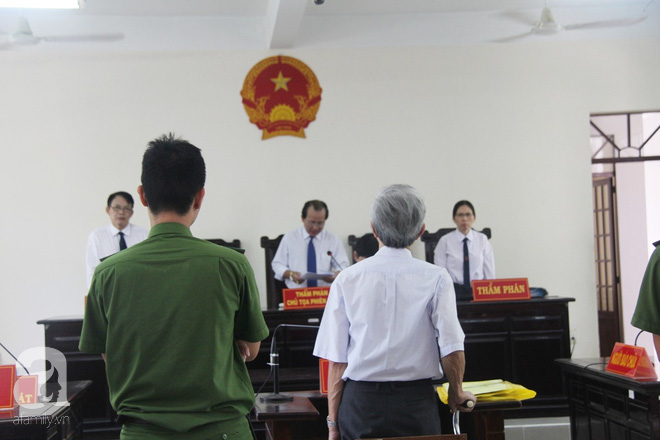 Bị cáo Nguyễn Khắc Thủy phạm tội "Dâm ô với trẻ em" với mức án 18 tháng tù treo.