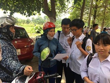 Học sinh tại điểm thi THCS Ngũ Hiệp, Thanh Trì sau khi thi môn Ngữ Văn. 