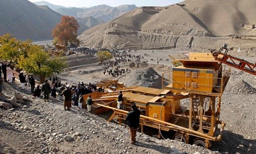 Hoạt động tại một mỏ vàng ở tỉnh Takhar, Afghanistan. Ảnh: Reuters. 