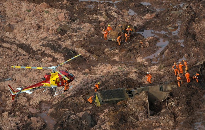 Lực lượng cứu hộ sử dụng trực thăng để tiếp cận các khu vực bị bùn đỏ tràn vào sau sự cố vỡ đập 