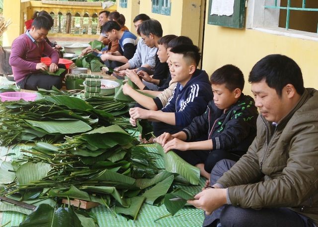 Các thầy cô giáo Trường THCS Thanh Phong (xã Thanh Phong, huyện Như Xuân, Thanh Hóa) trích một phần tiền lương để mua quà và gói bánh chưng tặng cho các em học sinh có hoàn cảnh khó khăn.