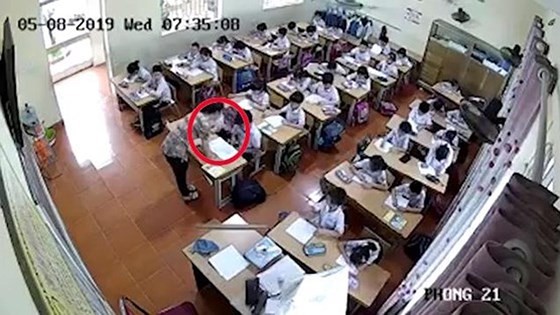 Hình ảnh cắt từ clip ghi lại cảnh cô Nguyễn Thị Thu Trang đánh học sinh 