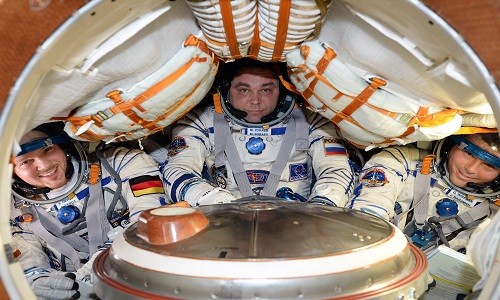 Các phi hành gia bị nhồi nhét trong không gian chật hẹp trên tàu Soyuz. Ảnh: NASA.