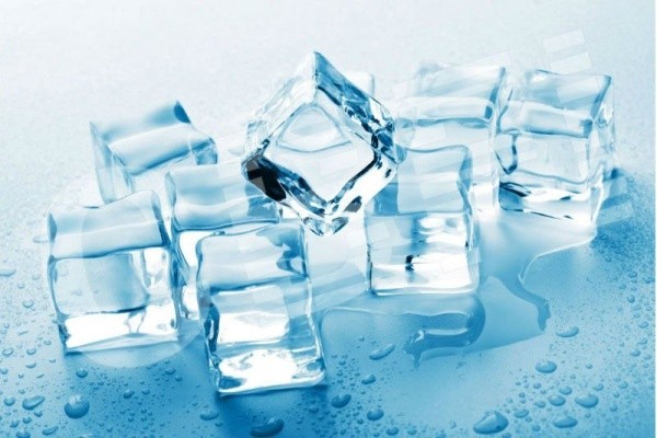 Có thể tạo ra nước đá có độ trong cao với nước sôi và làm lạnh từ từ.