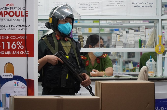 Cảnh sát cơ động tại quầy thuốc trên đường Phan Đình Phùng, TP Biên Hòa. Cảnh sát đã niêm phong nhiều thùng thuốc..