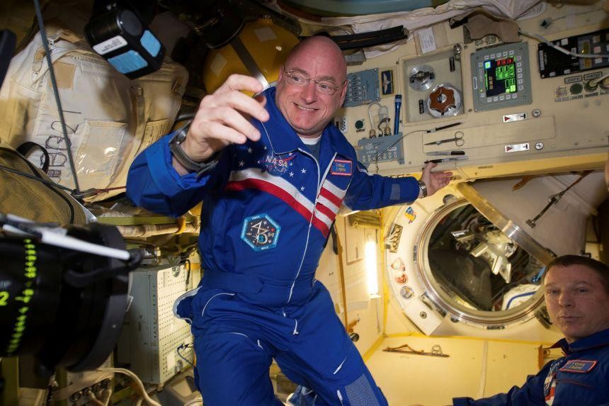 Ông Scott Kelly trong thời gian sống trên Trạm ISS. Ảnh: NYT 