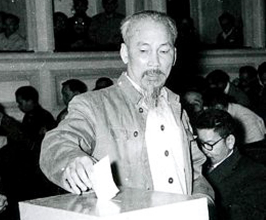 Chủ tịch Hồ Chí Minh trong một lần bỏ phiếu bầu cử đại biểu Quốc hội. ảnh tư liệu