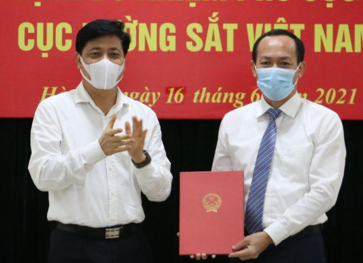 Thứ trưởng GTVT Nguyễn Ngọc Đông (trái) trao Quyết định cho Phó Cục trưởng Đường sắt Trần Thiện Cảnh.