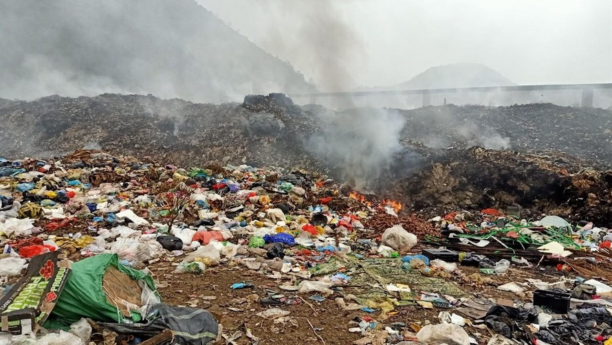 Bãi rác ở trung tâm phố núi Nghệ An cháy nghi ngút, dân kêu cứu