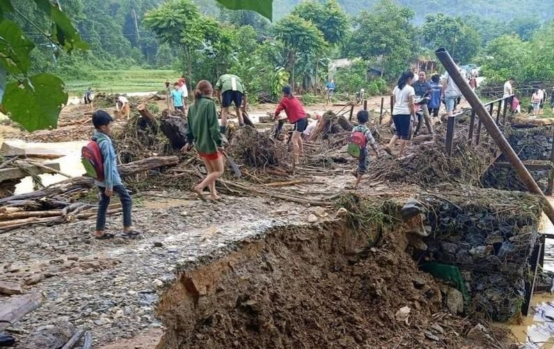 Mưa lớn gây sạt lở ở huyện miền núi Nghệ An