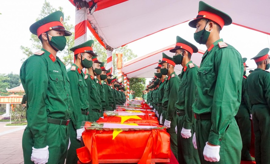 Xúc động, trang nghiêm lễ an táng 95 hài cốt liệt sĩ hy sinh tại Lào