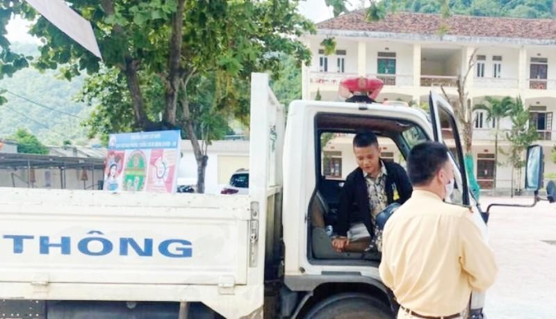 Hỏng xe giữa đường, nam sinh dân tộc Thái được CSGT chở đến điểm thi kịp thời