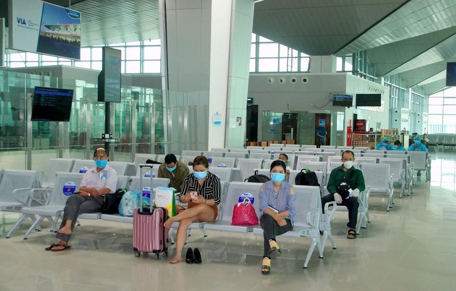 Truy vết hành khách chung chuyến bay cùng cặp vợ chồng mắc COVID-19 ở Hà Tĩnh