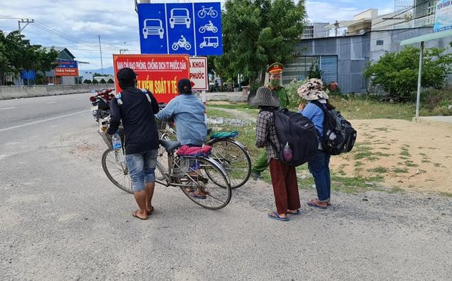 Thất nghiệp vì dịch COVID-19, 4 mẹ con đạp xe từ Đồng Nai về Nghệ An.