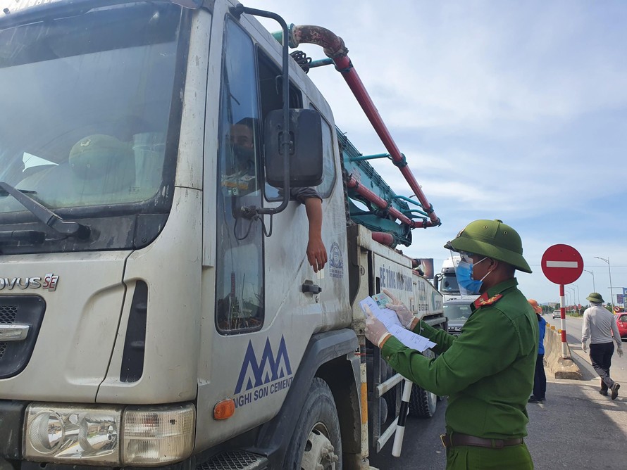 Hai tài xế xe đường dài đi qua Nghệ An dương tính với SARS-CoV-2