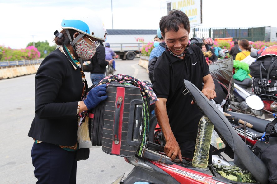 Người dân đi xe máy từ các tỉnh thành phía Nam về Nghệ An qua chốt cầu Bến Thuỷ 2.