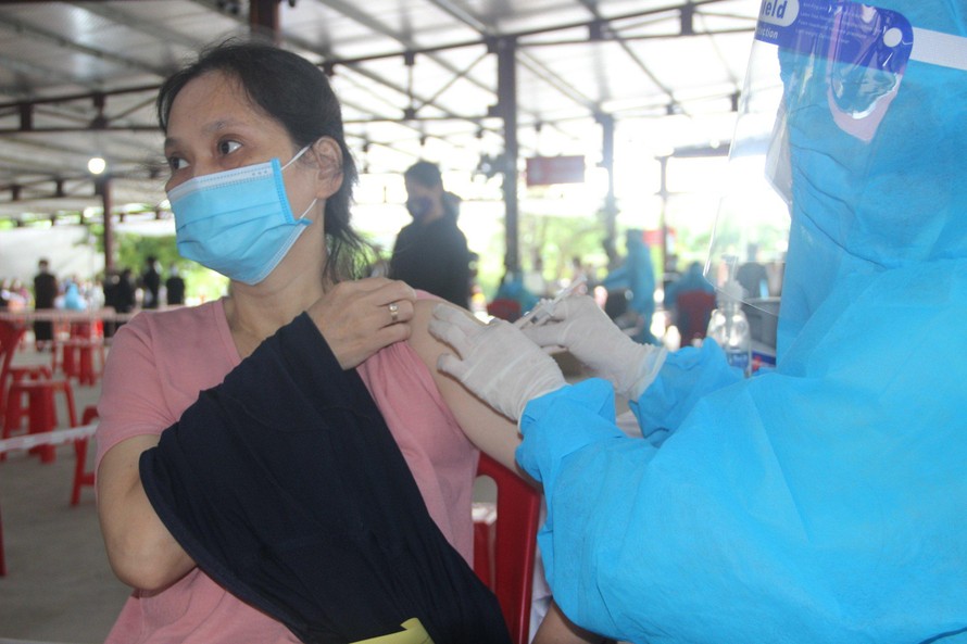Hơn 70.000 người Nghệ An tiêm 2 mũi vắc xin, Cà Mau có chùm ca bệnh tại lò bánh trung thu