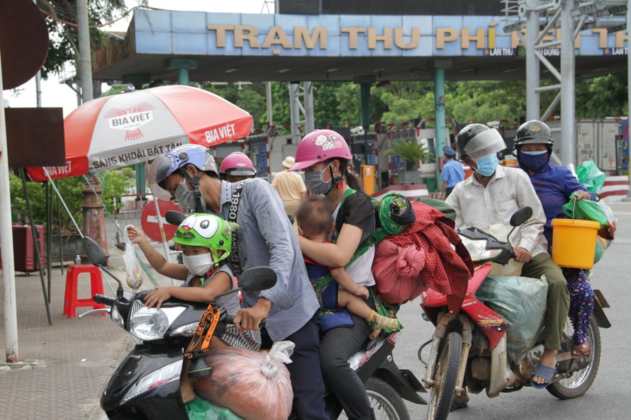 Người dân đi xe máy về quê qua chốt cầu Bến Thuỷ (TP Vinh, Nghệ An)