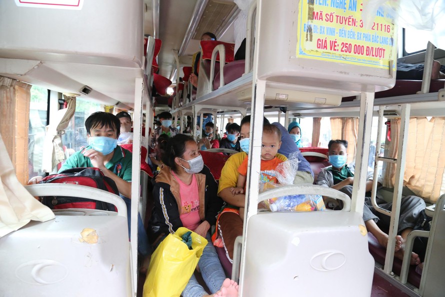 Nghệ An: Xe giường nằm, xe buýt ngày đêm đưa đồng bào về quê