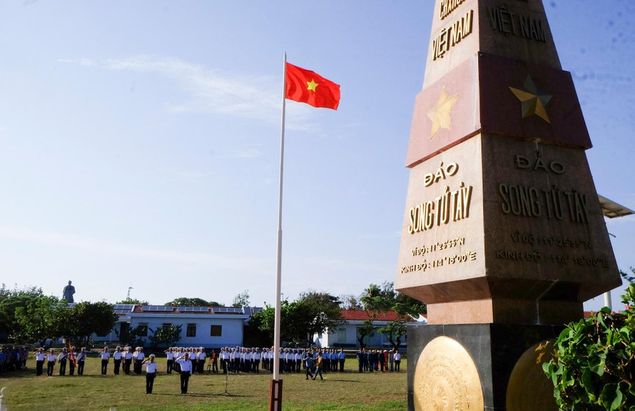 Trang nghiêm lễ chào cờ Tổ quốc trên quần đảo Trường Sa