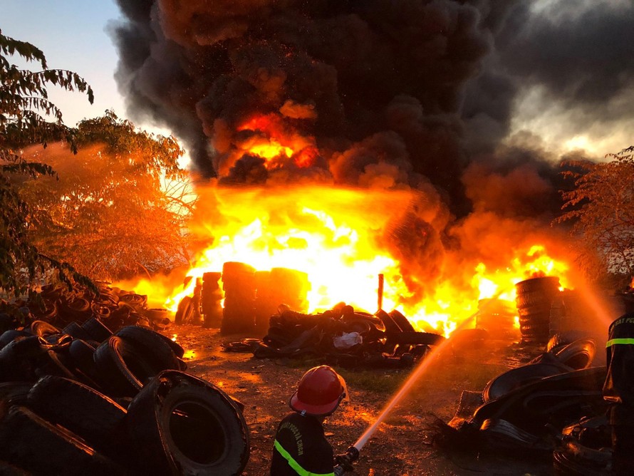 Nghệ An: Cháy bãi lốp xe, khói và khí độc lan trên diện rộng