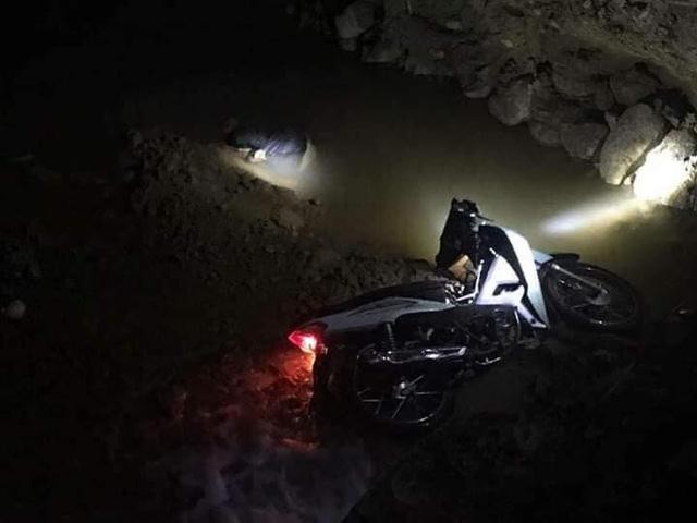Phát hiện thi thể người đàn ông và chiếc xe máy dưới cống nước