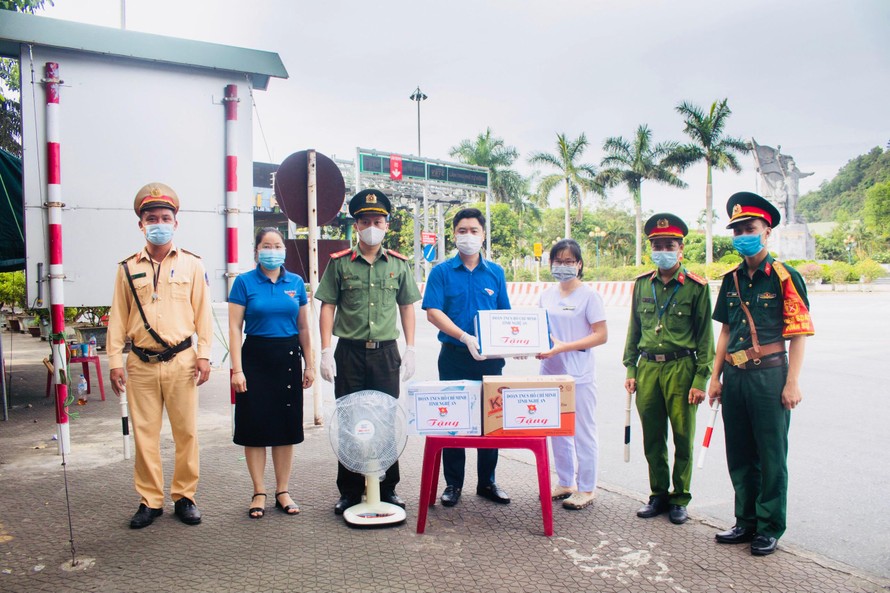 Áo xanh tình nguyện xứ Nghệ xung phong vào điểm nóng, sẵn sàng hỗ trợ tuyến đầu chống dịch