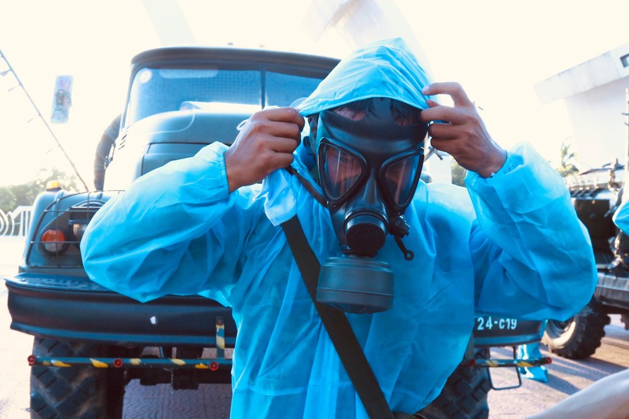 Bộ đội, xe đặc chủng phun 1,5 tấn hóa chất khử khuẩn trên diện rộng ở TP Vinh