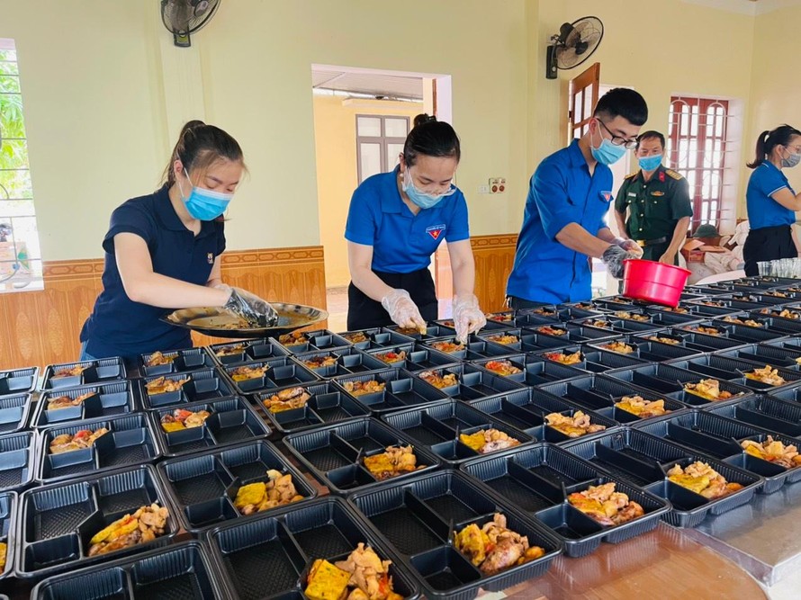 Nhìn gần bữa ăn của lực lượng tuyến đầu và bệnh nhân COVID-19 ở Bệnh viện dã chiến Nghệ An