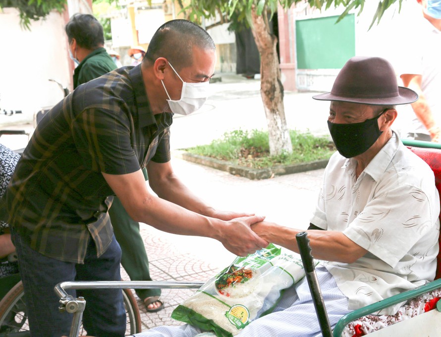 Nhà tài trợ, báo Tiền Phong trao quà tri ân cựu TNXP và Thương bệnh binh nặng Nghệ An