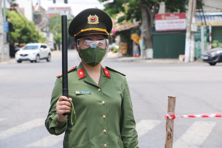 Bóng hồng công an nơi tuyến đầu chống dịch ở Nghệ An