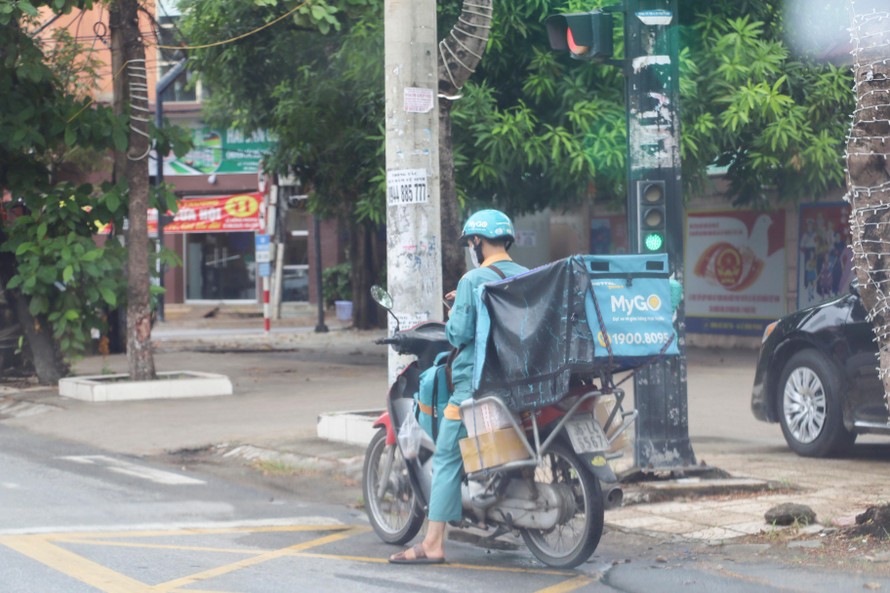 Xuất hiện ổ dịch mới: Thành phố Vinh phong tỏa diện hẹp, cấm shipper tự do