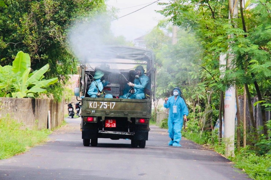Quân đội phun hóa chất khử khuẩn tại 'điểm nóng' COVID-19 ở Hà Tĩnh