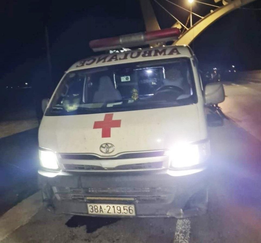 Tài xế dùng xe cấp cứu chở 11 người từ Đồng Nai về quê nhằm "thông chốt"