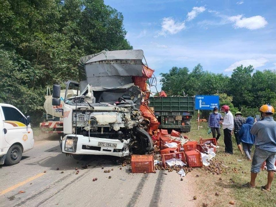 Xe tải nát bét sau va chạm với xe đầu kéo, tài xế tử vong tại chỗ