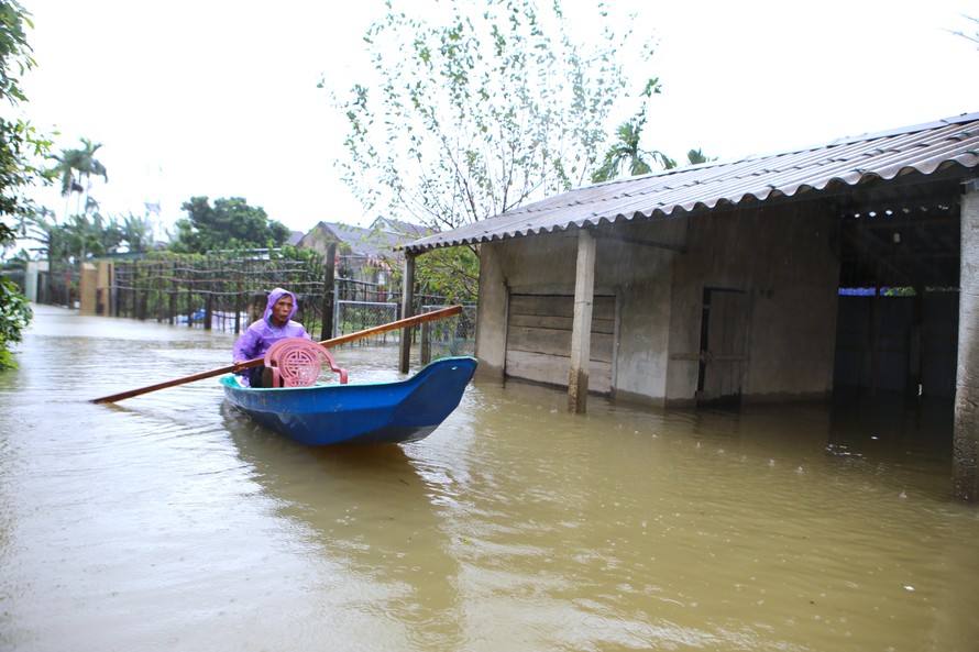 Mưa lớn, nhiều xã vùng hạ du hồ Kẻ Gỗ bị ngập sâu