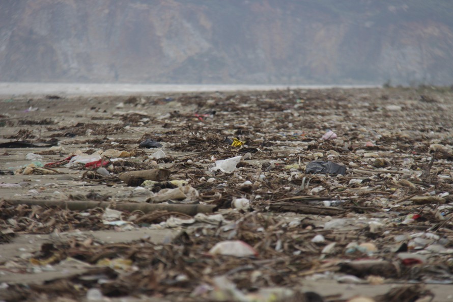 Nhà hàng xơ xác, rác tràn bờ biển Hà Tĩnh