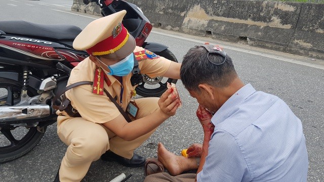 Xúc động hình ảnh chiến sỹ CSGT cầm máu cho người dân trên đường.
