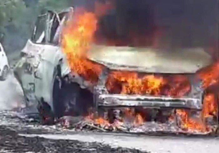 Ô tô bất ngờ bốc cháy nghi ngút khi đang lưu thông, tài xế bỏng nặng