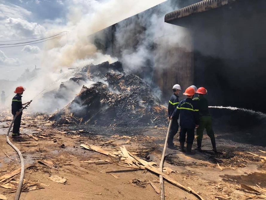 Cháy lớn tại cơ sở chế tạo viên nén gỗ rộng gần 1.000m2