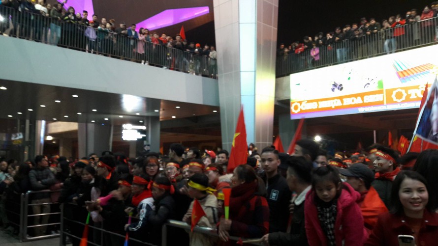 Hàng ngàn người dân Nghệ An chờ đón các tuyển thủ U23 Việt Nam
