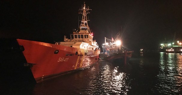 Tàu cứu hộ và tàu cá bị nạn.