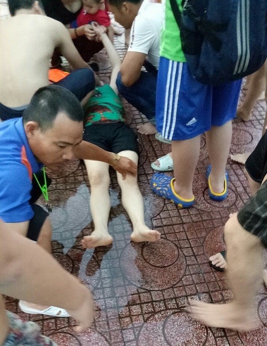 Một phụ nữ ngất xỉu tại bể bơi nghi do điện giật