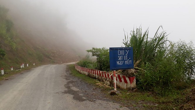 Đường vào xã Đoọc Mạy , giáp biên giới Việt - Lào, nơi sinh sống chủ yếu của người Mông