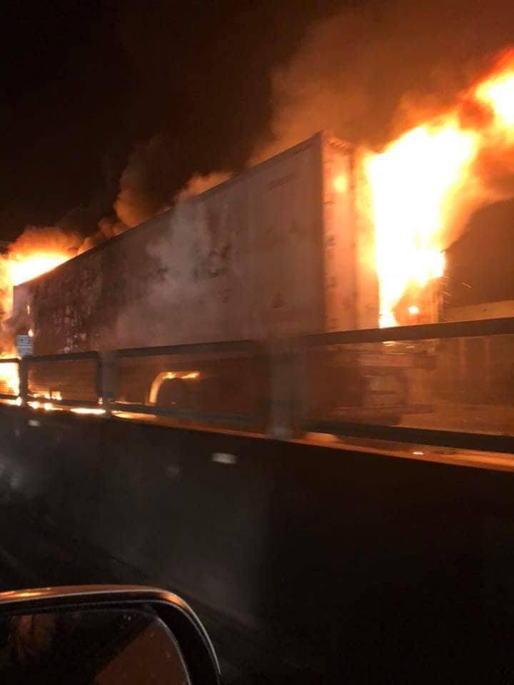 Xe container phát nổ và bốc cháy dữ dội trên quốc lộ 1A