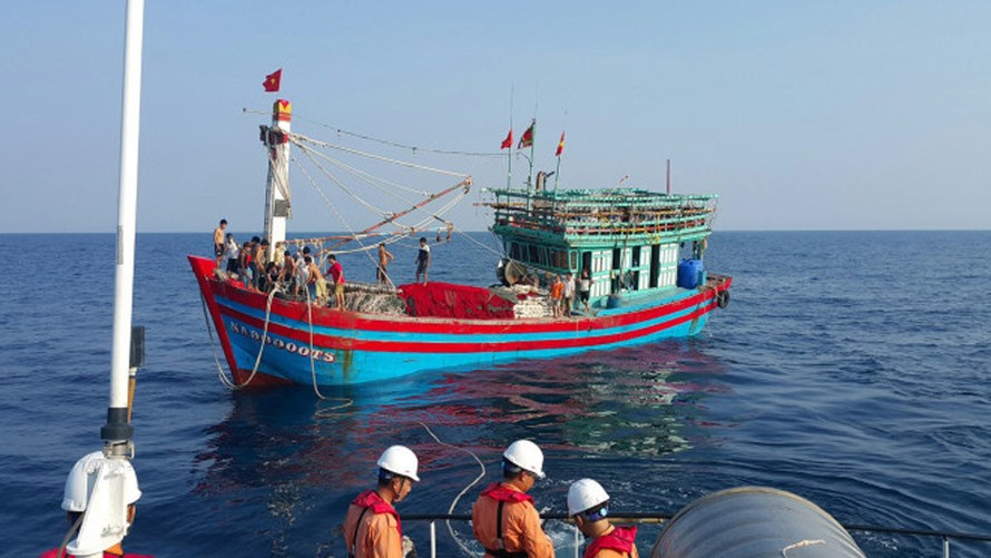 Huy động tàu thuyền tìm kiếm ngư dân mất tích trên biển