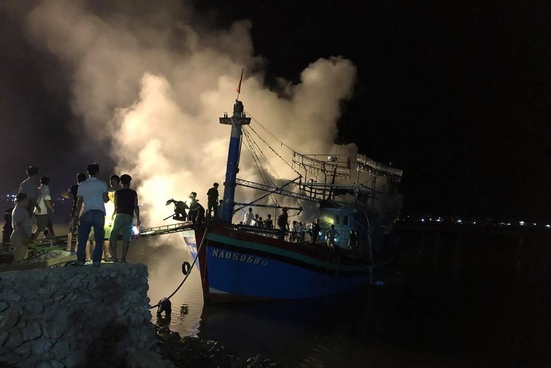 Tàu cá ngư dân bốc cháy dữ dội, thiệt hại 2 tỷ đồng
