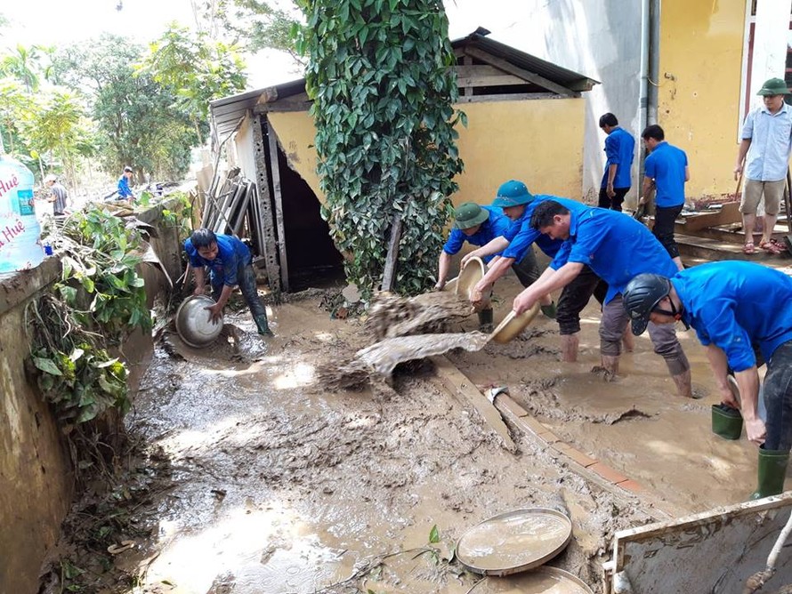 Sắc xanh tình nguyện “quyện” bùn non sau lũ