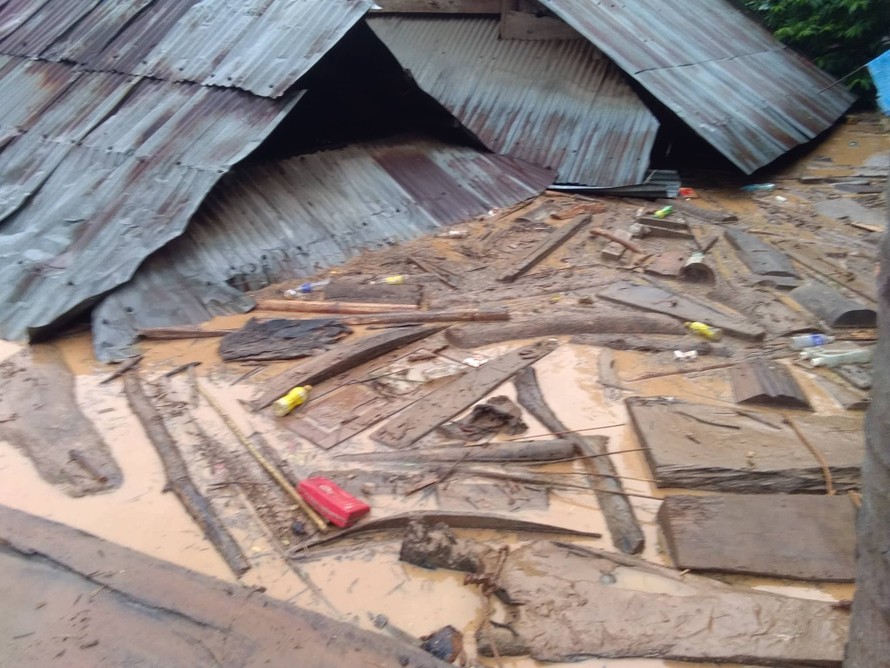 Hàng chục ngôi nhà ở xã biên giới bị nhấn chìm trong đêm